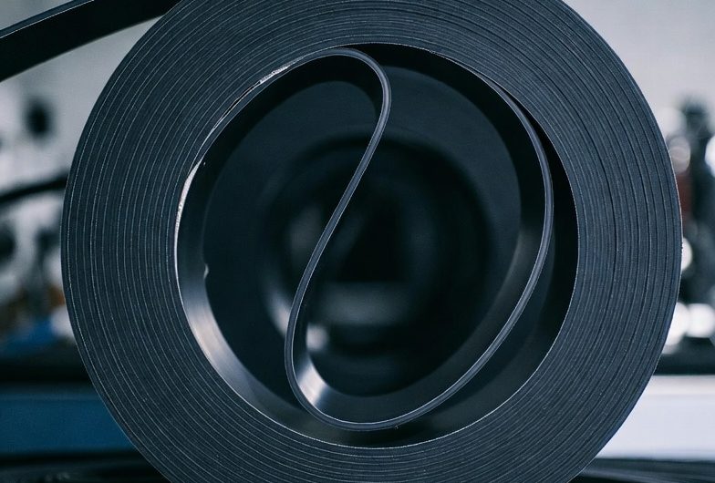 Шевронная конвейерная лента: особенности, применение и преимущества