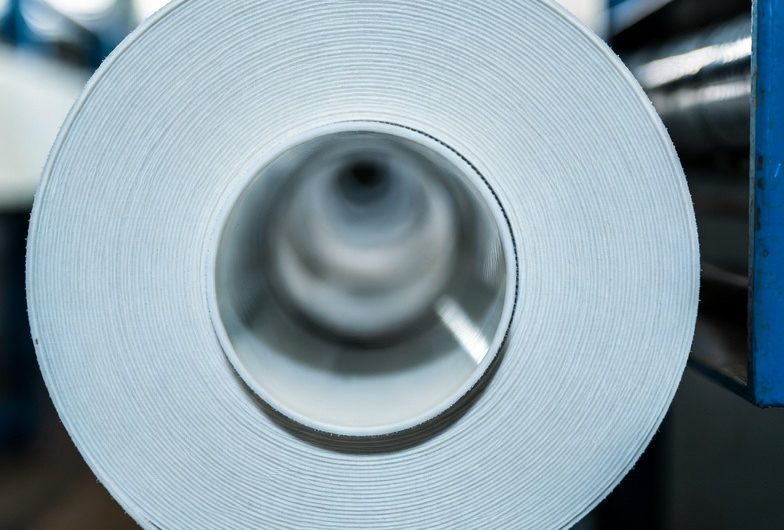 Важность очистки конвейерных лент и роль скребковых устройств